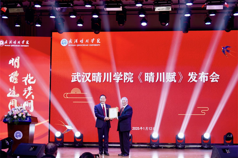 汪彬校长为李敬一教授颁发感谢状。