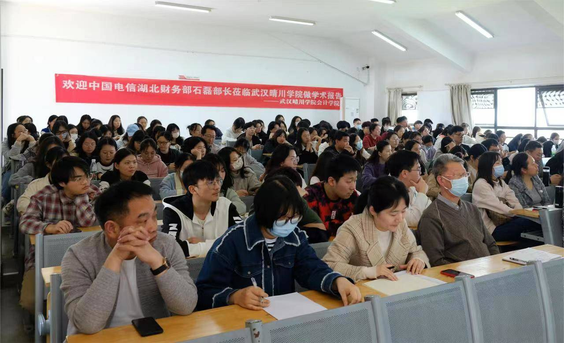 礼堂里有许多人描述已自动生成