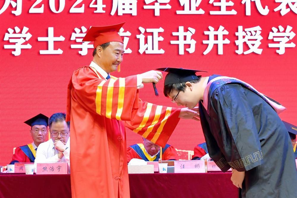 https://img-xhpfm.xinhuaxmt.com/News/202406/331ad3656a714d9f9fac850e2bb454a4.jpg?x-oss-process=image/resize,w_1000/auto-orient,1/quality,Q_80
